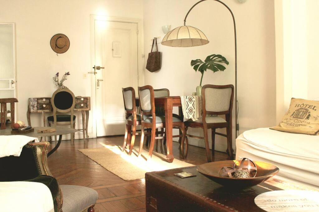 a living room with a table and chairs at Elegancia y estilo combinados en este apartamento. in Buenos Aires