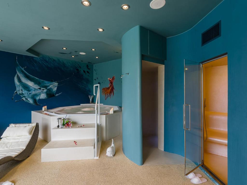 una cameretta per bambini con una parete blu di Borgo dei Fiori - relax and sea view with swimming pool a Magliolo