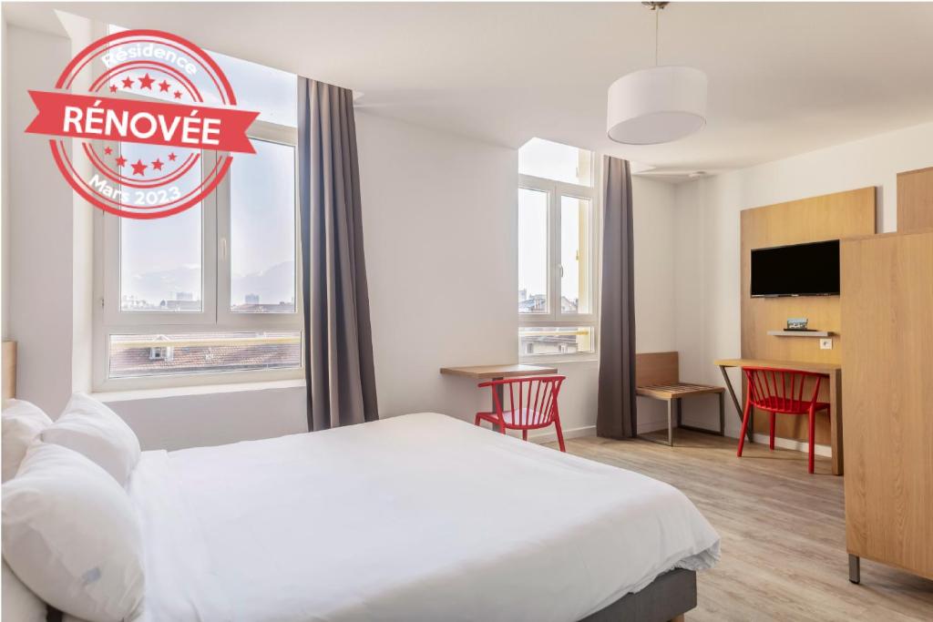 een hotelkamer met een bed en een bord met omgekeerde tekst bij Residhotel Le Central'Gare in Grenoble