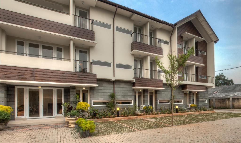 een appartementencomplex met balkons en een binnenplaats bij Rumah Kamang Residence in Jakarta