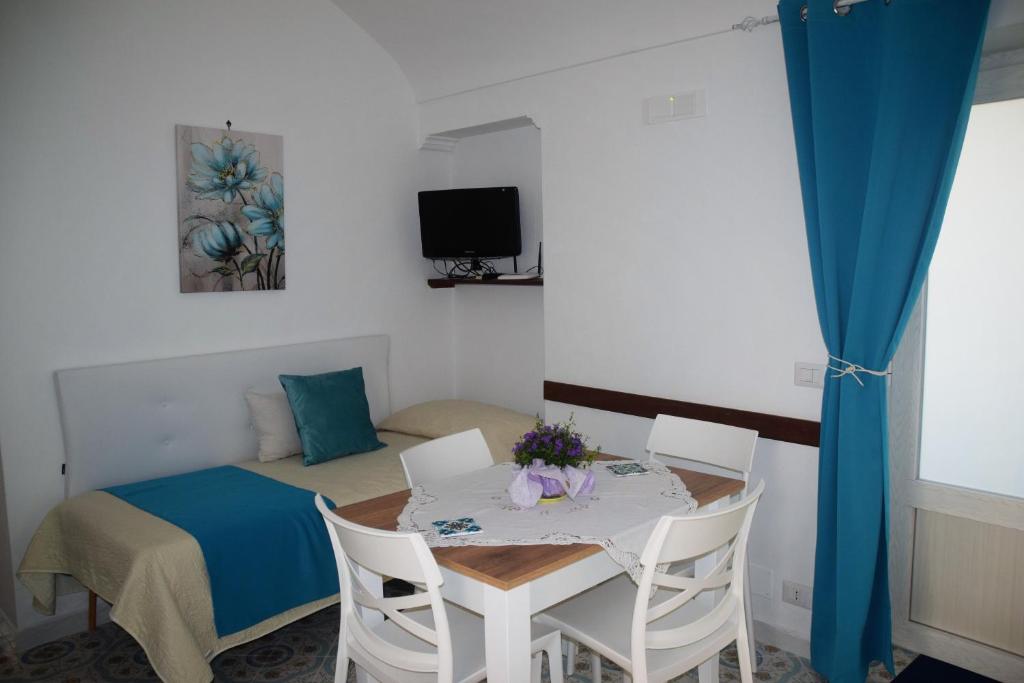 mały pokój ze stołem i łóżkiem w obiekcie villa damecuta B&B w mieście Anacapri
