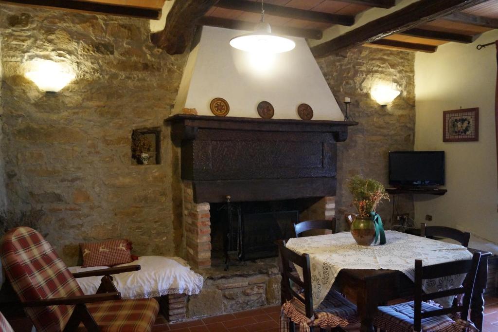 A television and/or entertainment centre at Agriturismo Bonzalone