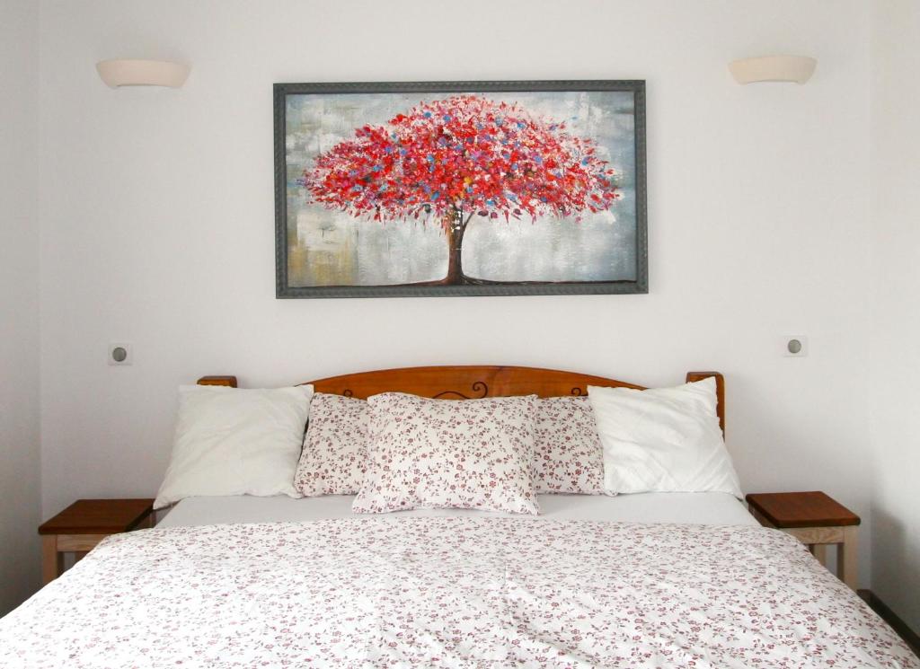 sypialnia z łóżkiem i obrazem drzewa w obiekcie Stylový vesnický apartmán v soukromí M. Skála Český Ráj w mieście Koberovy