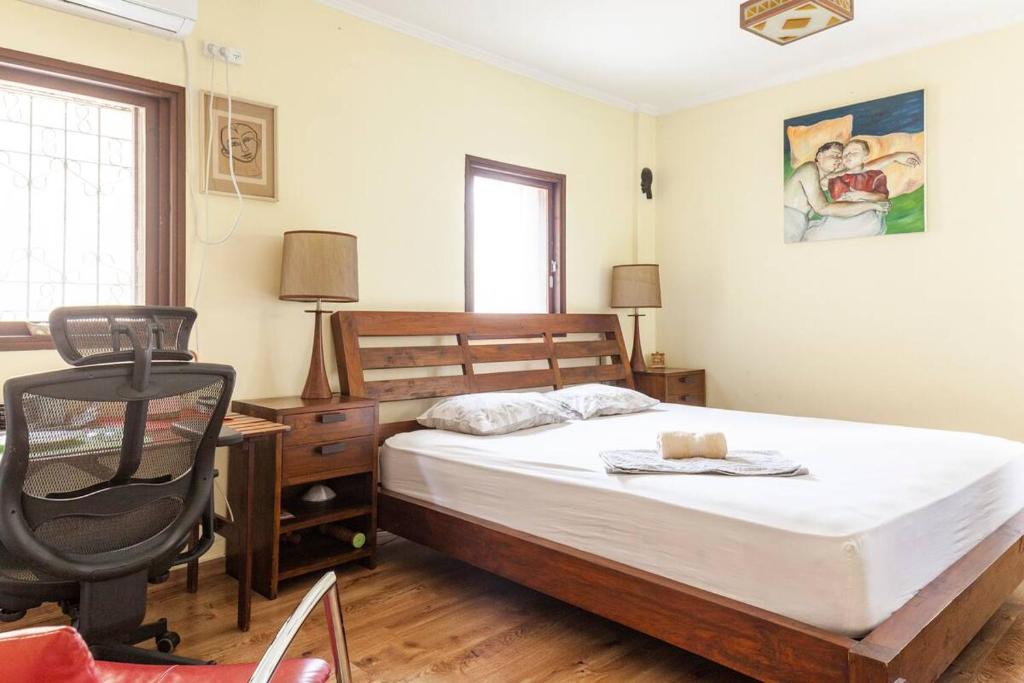 a bedroom with a bed and a desk and a chair at Cosy room near IDC & Center- Herzliya Homestay in Herzliya
