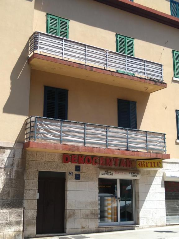 Budova, v ktorej sa apartmán nachádza