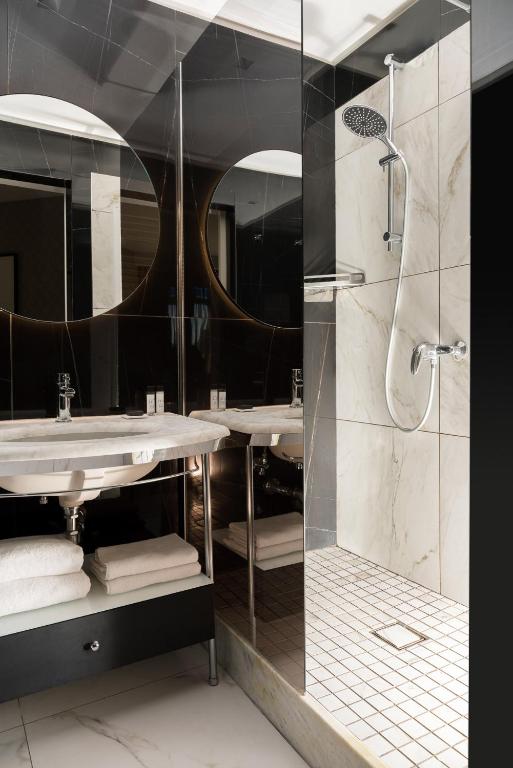 Łazienka w obiekcie Savoia Hotel Rimini
