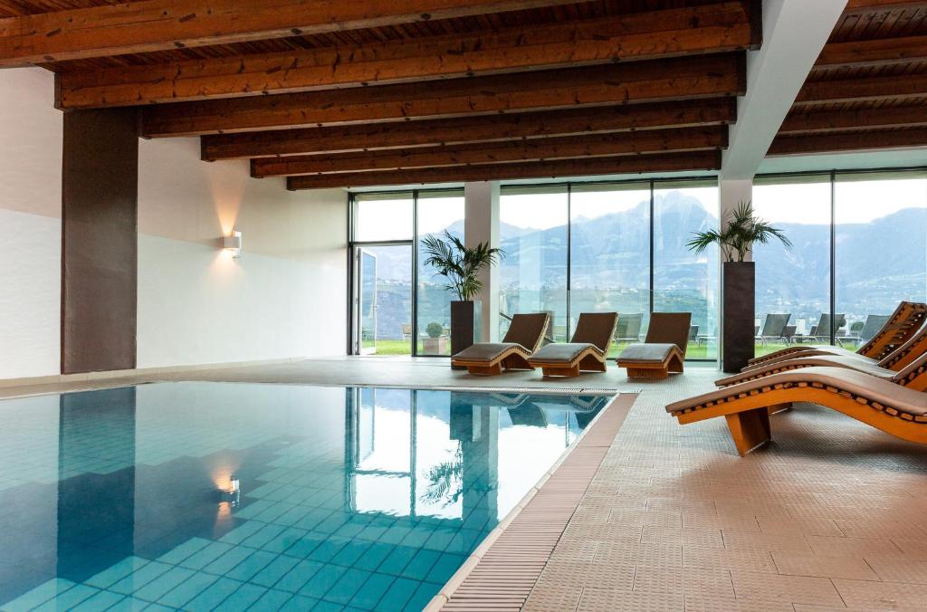 Bazén v ubytování Bio & Wellnesshotel Pazeider - Healing Garden above Meran nebo v jeho okolí