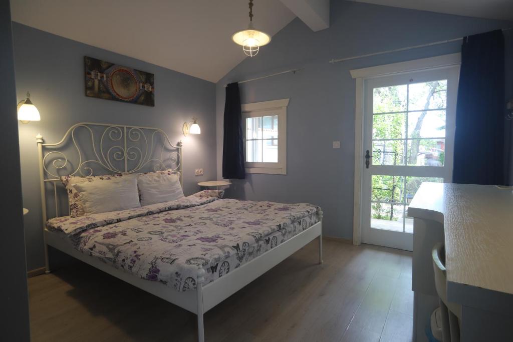 um quarto com uma cama com uma parede azul em Guest House Yanita em Varna City
