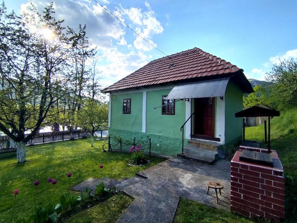una pequeña casa verde con patio en Zelene Kućice, en Križevac
