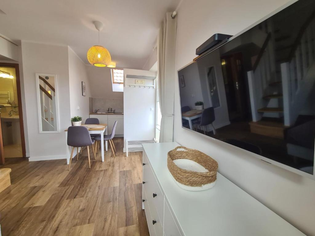 Televízia a/alebo spoločenská miestnosť v ubytovaní APARTAMENTY "LA VILLA" z klimatyzacją, ogrodem, parkingiem, blisko centrum