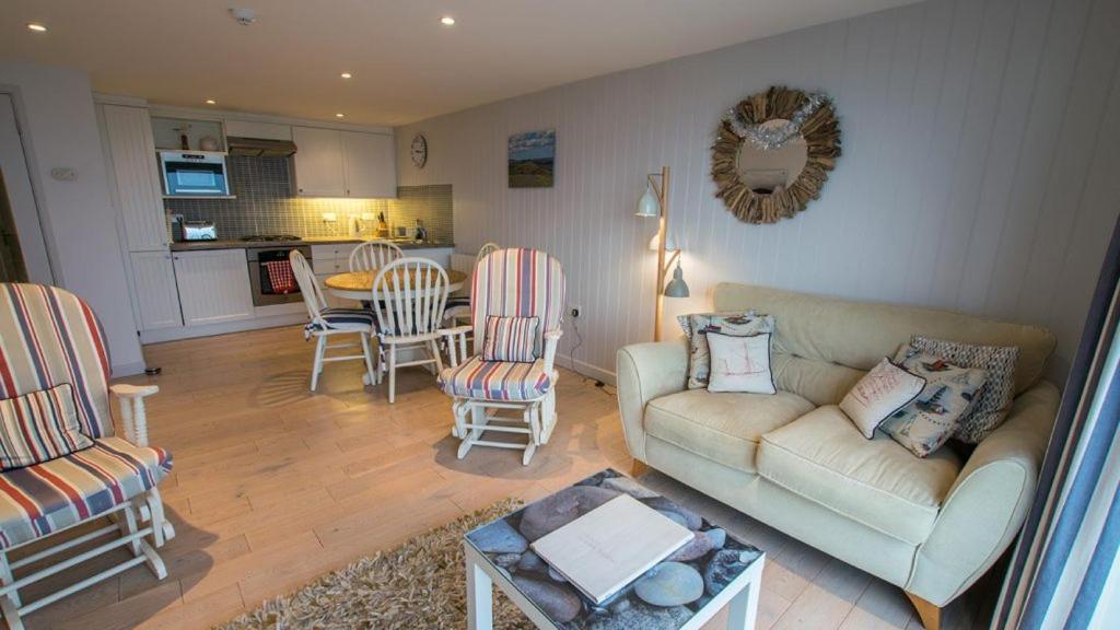 Chesil Beach Lodge Burton Bradstock Dorset DT64RJ - Apartment With Sea View