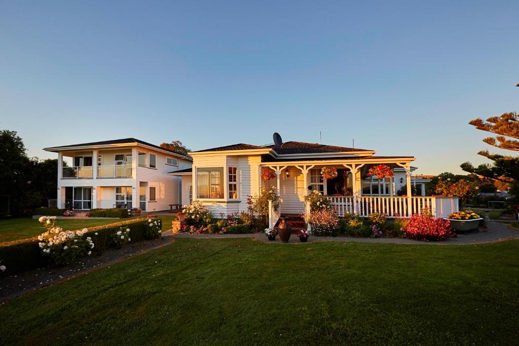 Casa blanca con porche y patio en Bendamere House Bed & Breakfast, en Kaikoura