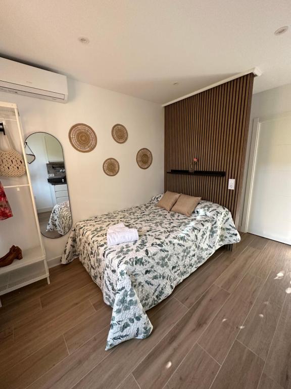 1 dormitorio con cama y espejo en la pared en Casa Secunda Romar, en Córdoba