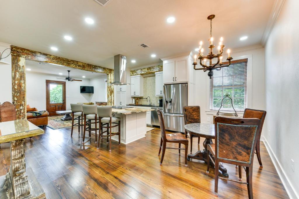 Kuchyň nebo kuchyňský kout v ubytování Chic Louisiana Retreat - Balcony and River Views!