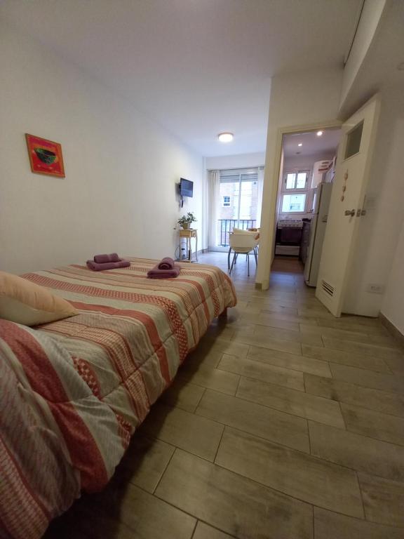 Habitación de hotel con 2 camas y pasillo en Al mar! en Mar del Plata