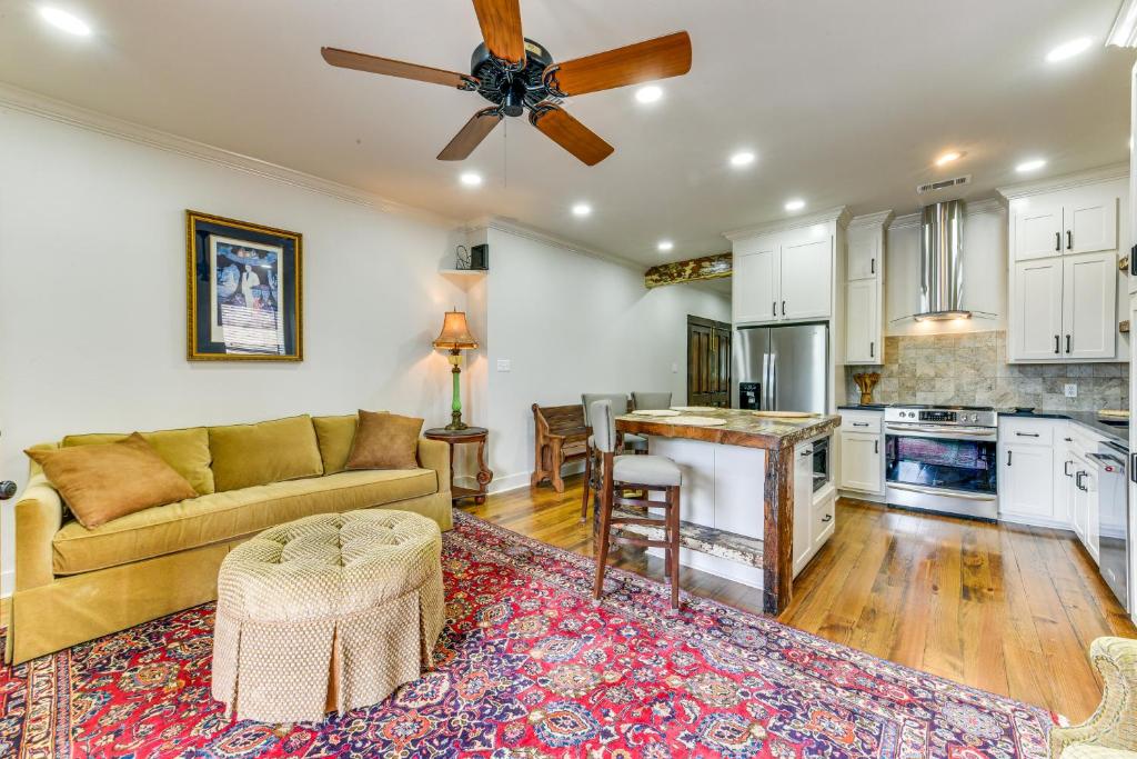 Η κουζίνα ή μικρή κουζίνα στο Charming Louisiana Getaway with Furnished Balcony!