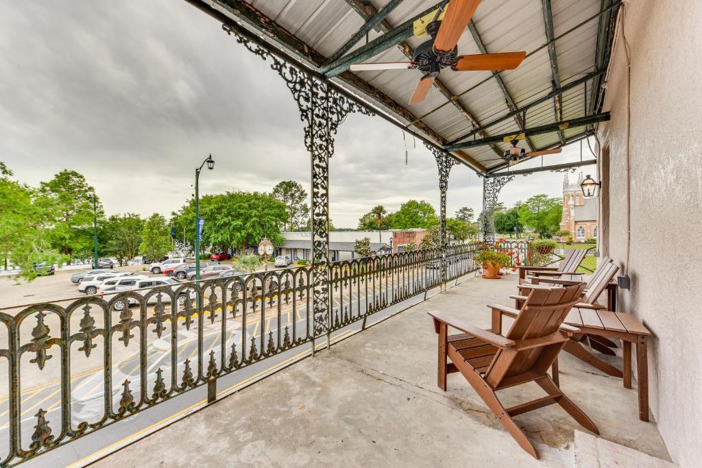 Charming Louisiana Getaway with Furnished Balcony! - Appartement