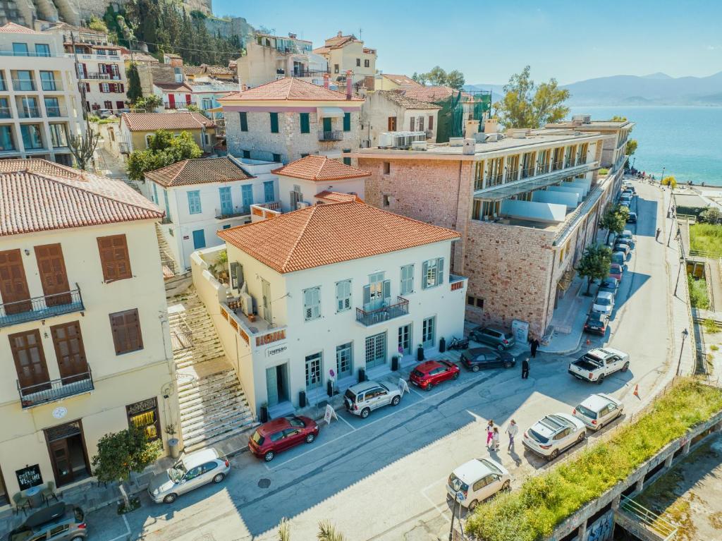 Impero Nafplio Hotel & Suites في نافبليو: اطلالة جوية على مدينة فيها سيارات متوقفة