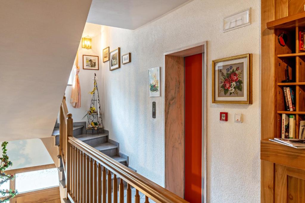klatka schodowa w domu z czerwonymi drzwiami w obiekcie Taufner Apartement B 104 w mieście Parcines