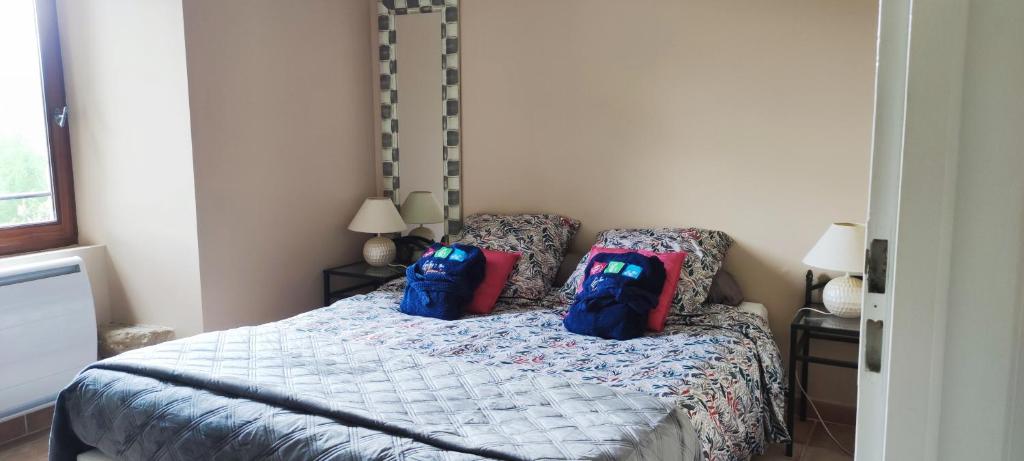 zwei Rucksäcke auf einem Bett in einem Schlafzimmer in der Unterkunft Gites le Mas Clémentine le Figuier in Saint-Julien-du-Serre