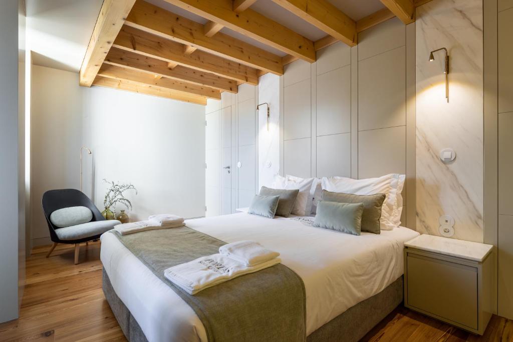 Postel nebo postele na pokoji v ubytování ORM Portas Santa Catarina Apartments