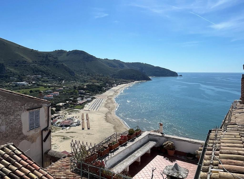 uma vista para a praia e para o oceano em Divina Casa Vacanze Donna Silvana em Sperlonga