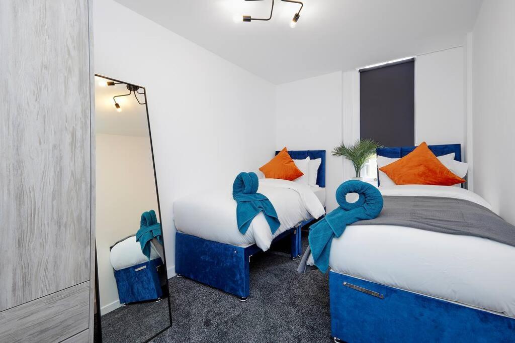 Postel nebo postele na pokoji v ubytování Elegance Meets Convenience Modern 2-Bedroom Haven