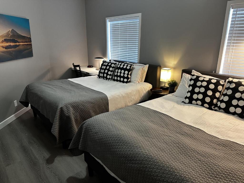 Postel nebo postele na pokoji v ubytování Luxury Two Queen Beds Condo - Grande Rockies Resort Indoor Parking Pool Hot tub GYM