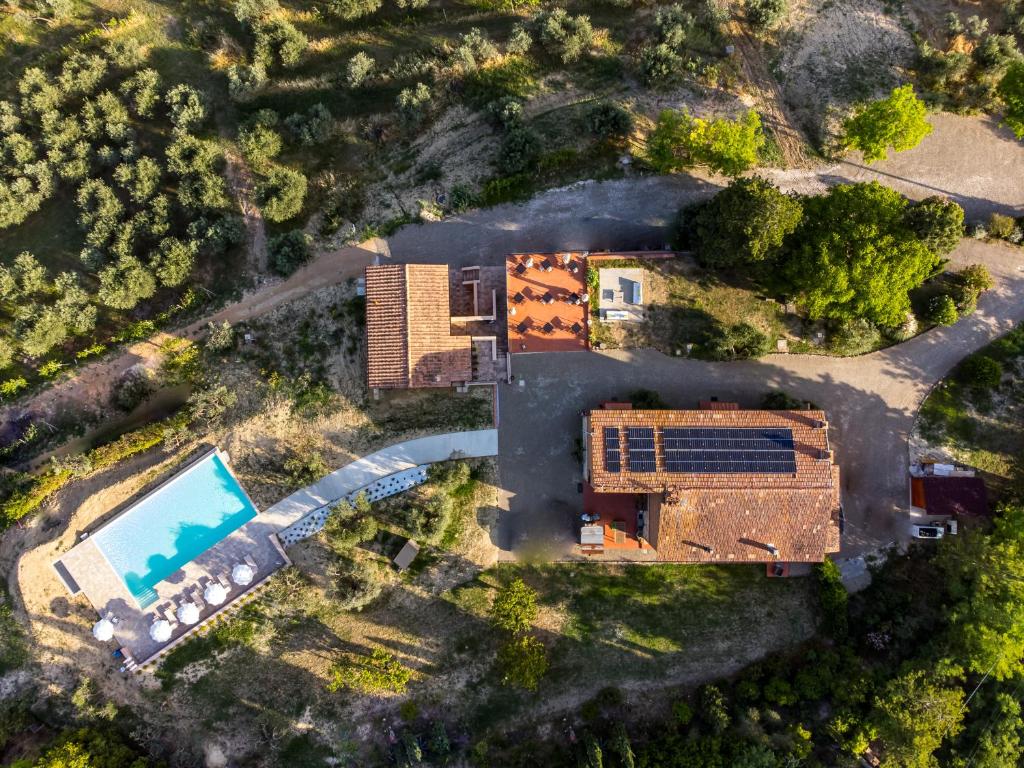 uma vista aérea de um edifício com piscina em Agriturismo La Collina degli Olivi em Certaldo