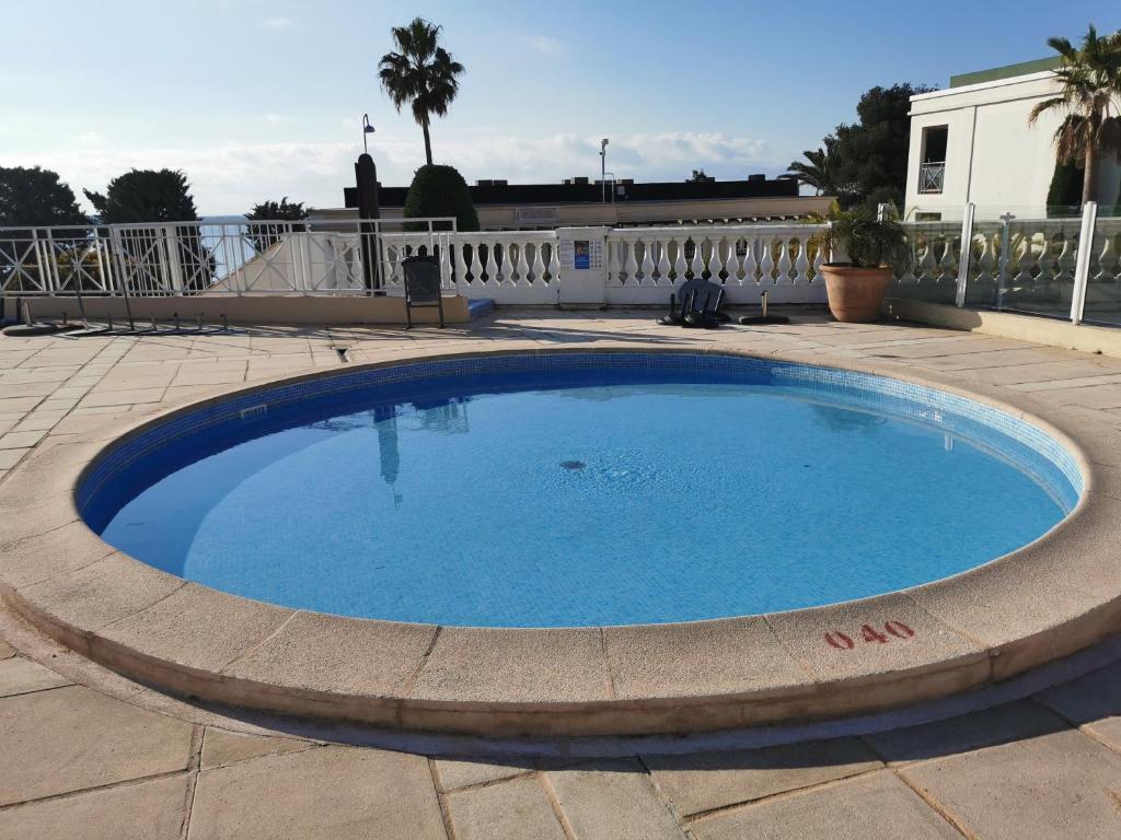 Bazén v ubytovaní Appartement rénové, piscine à débordement, vue mer alebo v jeho blízkosti