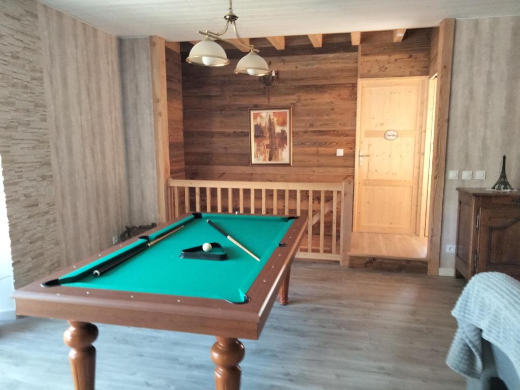 Biliardový stôl v ubytovaní Gîte du Bachat