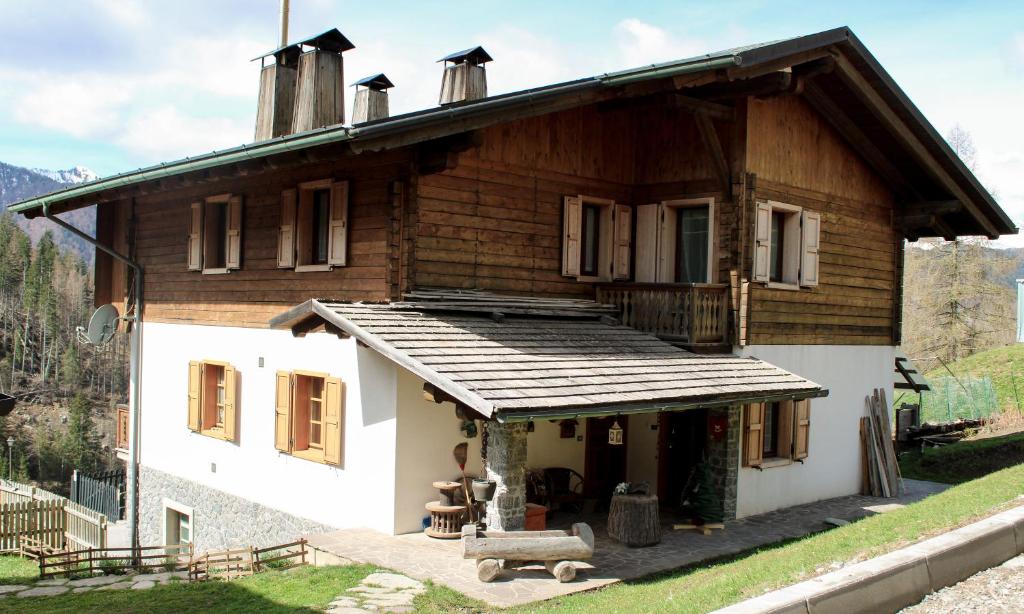 a wooden house with a bench in front of it at Haisle im Untrborkh in Sauris