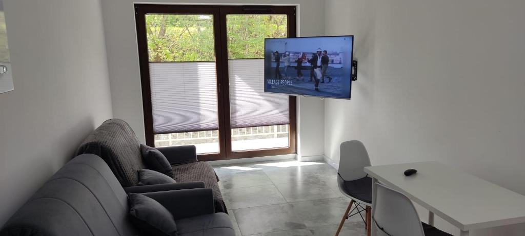 En TV eller et underholdningssystem på Apartament Świdnica