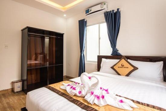 Postel nebo postele na pokoji v ubytování Silver Moon Villa Hoi An