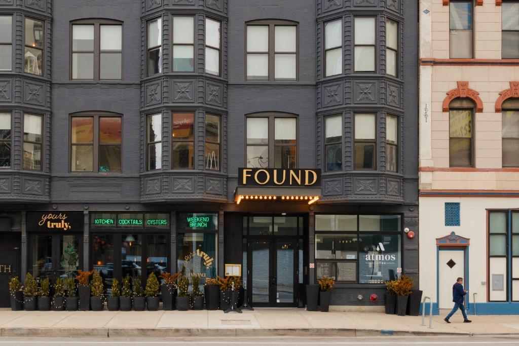 una vista frontal de un edificio con una señal encontrada en él en Found Chicago powered by Sonder, en Chicago