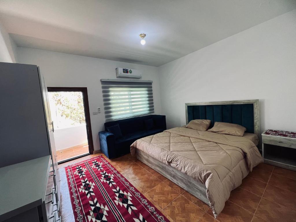 Postel nebo postele na pokoji v ubytování Petra Gold Inn Apartments