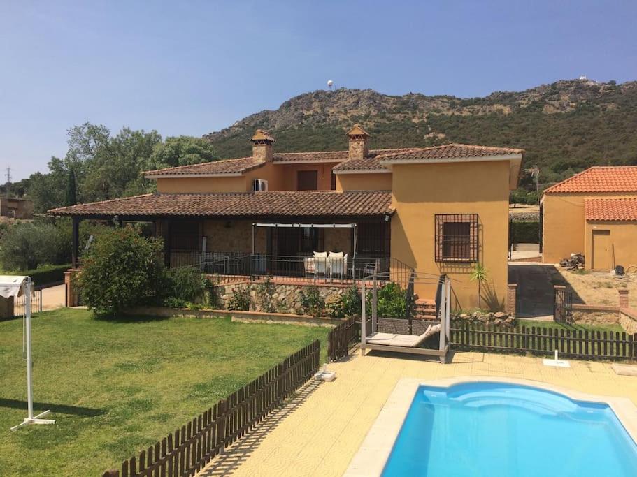 ein Haus mit einem Pool im Hof in der Unterkunft Casa rural Dalia in Sierra de Fuentes