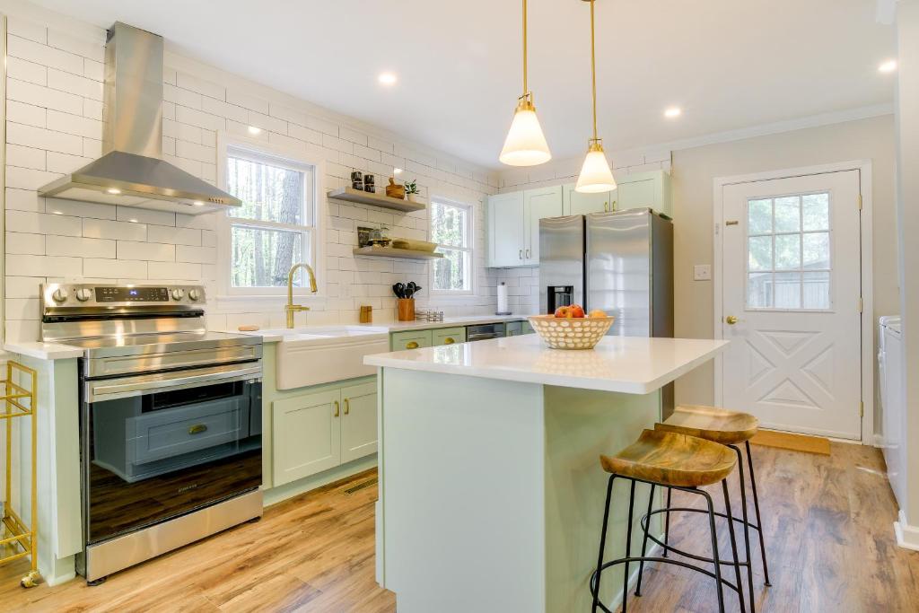 eine Küche mit grünen Schränken und einer weißen Arbeitsplatte in der Unterkunft Lovely Apex Vacation Rental on 7 Acres! in Apex