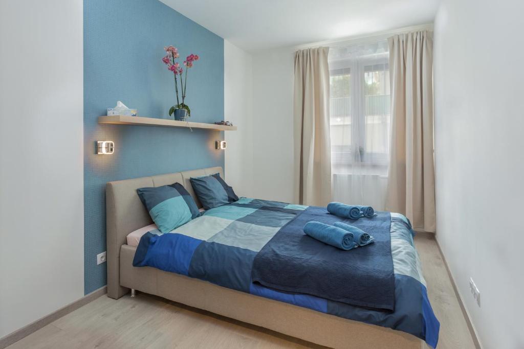 1 dormitorio con 1 cama con paredes azules en CRVN4 #terrace #freeparking, en Budapest