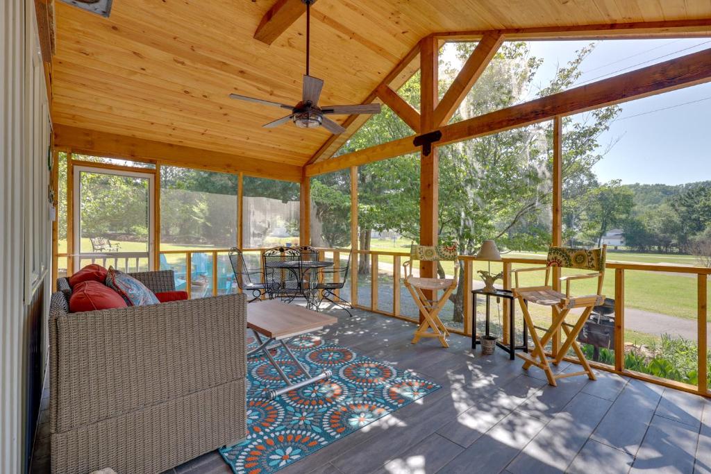 porche cubierto con ventilador de techo y sillas en Guntersville Lake Home with Deck and Covered Boat Slip, en Scottsboro