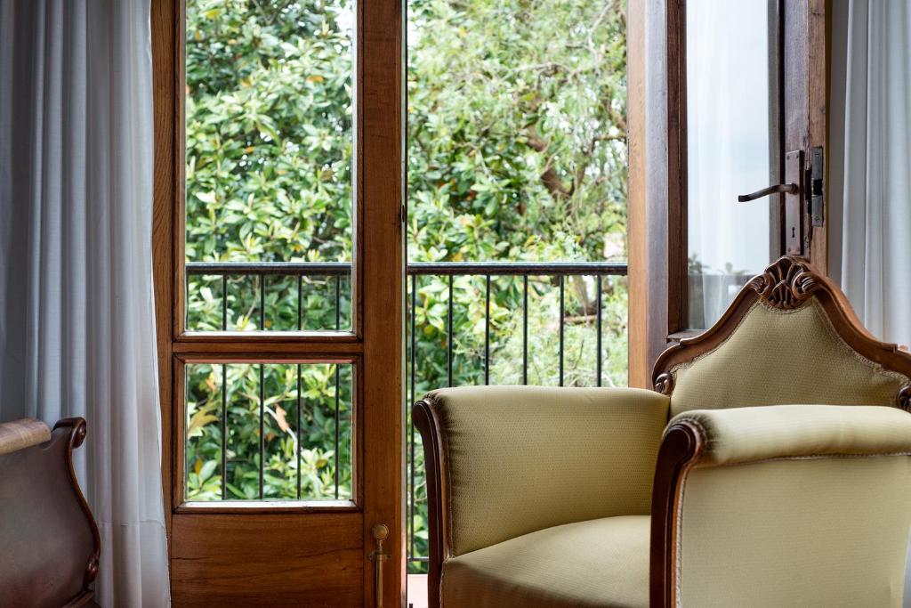 a room with two chairs and an open door at Hotel Hontoria in Hontoria