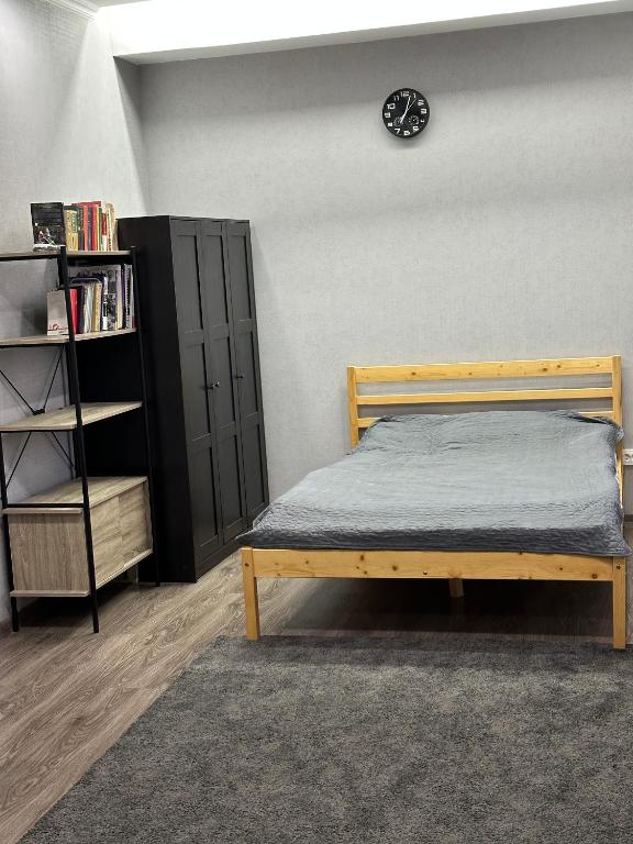Knihovna v hostelu
