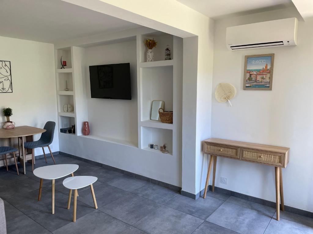 Televízia a/alebo spoločenská miestnosť v ubytovaní Appartement avec jardin privatif