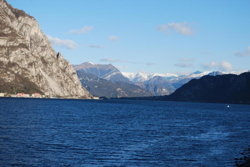 una gran masa de agua con montañas en el fondo en B&B Casa Fortuna, en Lecco