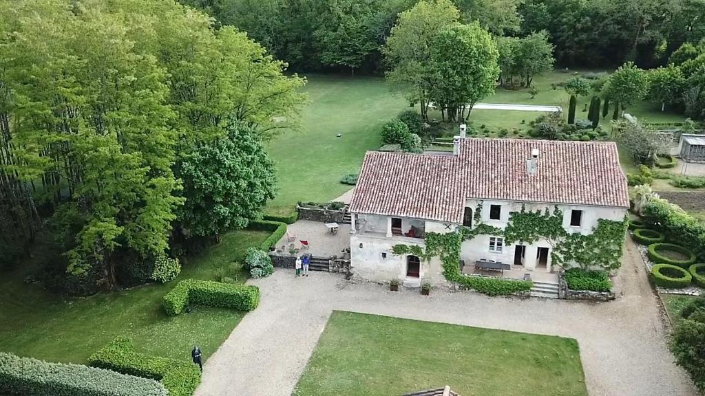 widok z lotu ptaka na dom z podwórkiem w obiekcie LA CROIX DES GRANGES w mieście Chapdeuil