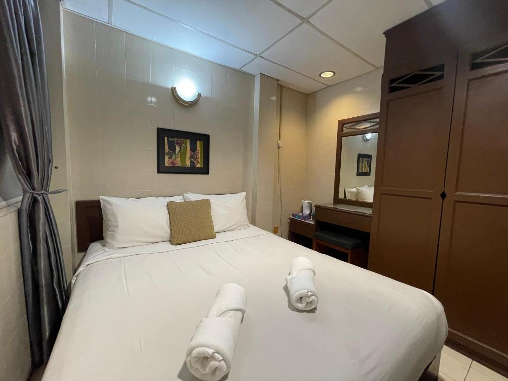 Postel nebo postele na pokoji v ubytování Barrack Street Hotel
