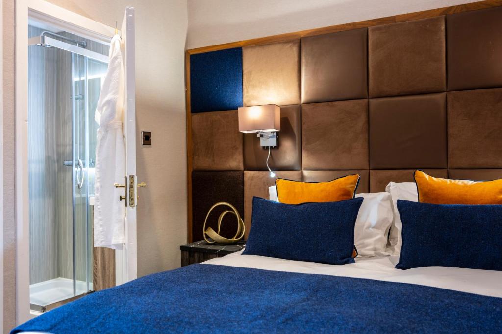 Postel nebo postele na pokoji v ubytování Toravaig House Hotel