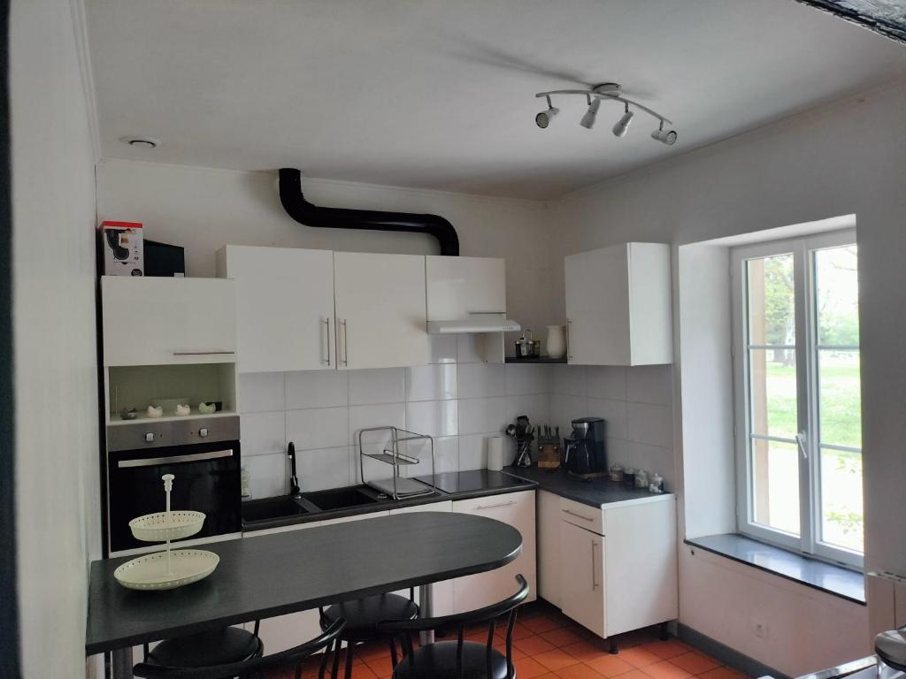 Kuchnia lub aneks kuchenny w obiekcie Maison de Pierre 4 à 6 personnes