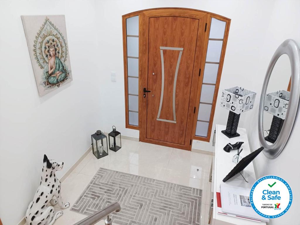 Habitación con puerta de madera y alfombra. en Alves Nature Rooms en Arrifes