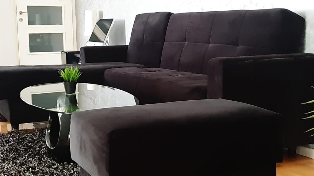 sala de estar con sofá y mesa de centro en Apartman Anastasija, en Banja Luka